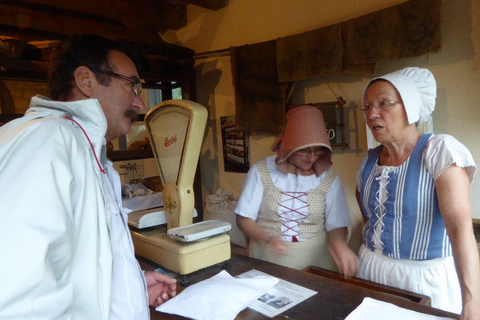 La boulangère reçoit bien le client